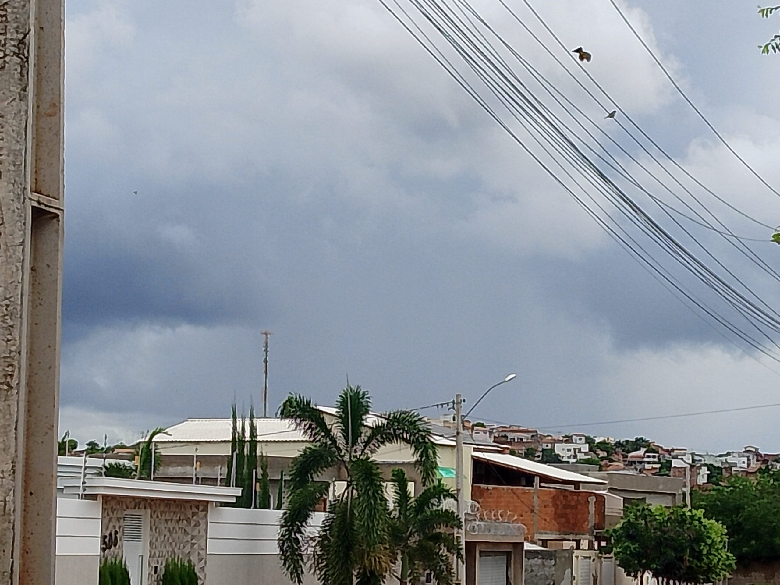 Alerta Laranja do INMET: Brumado Sob Risco de Chuvas Intensas